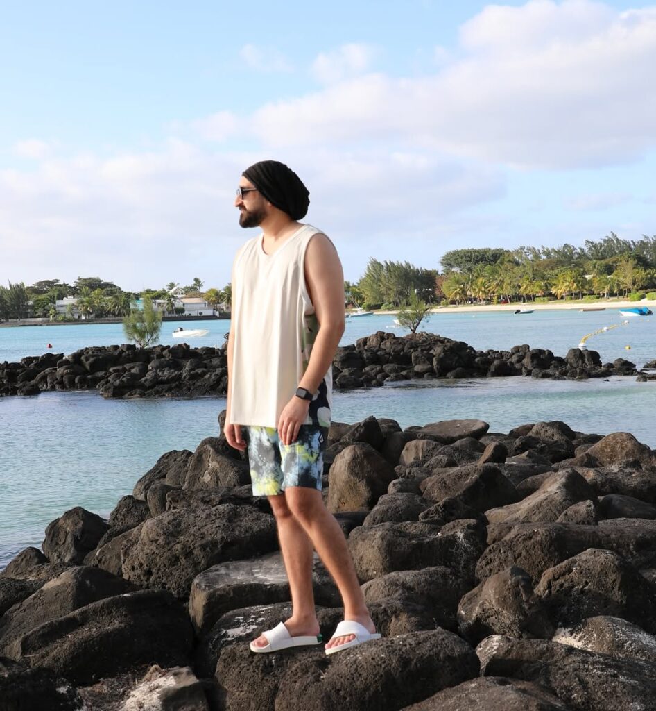Ramneek Sidhu enjoying at beach shared his photo on Instagram